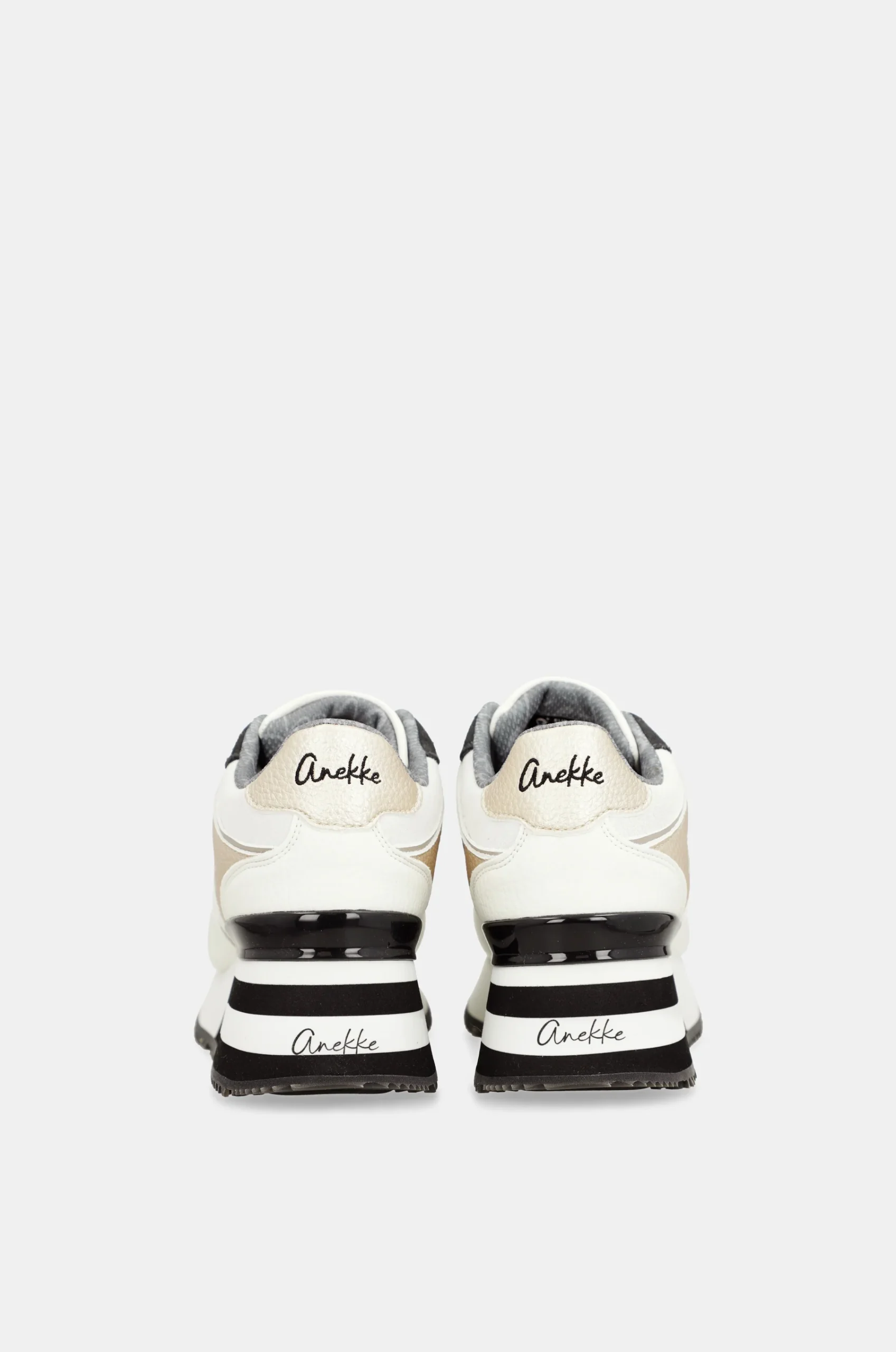 Sneakers blancs avec détails noirs – Image 3