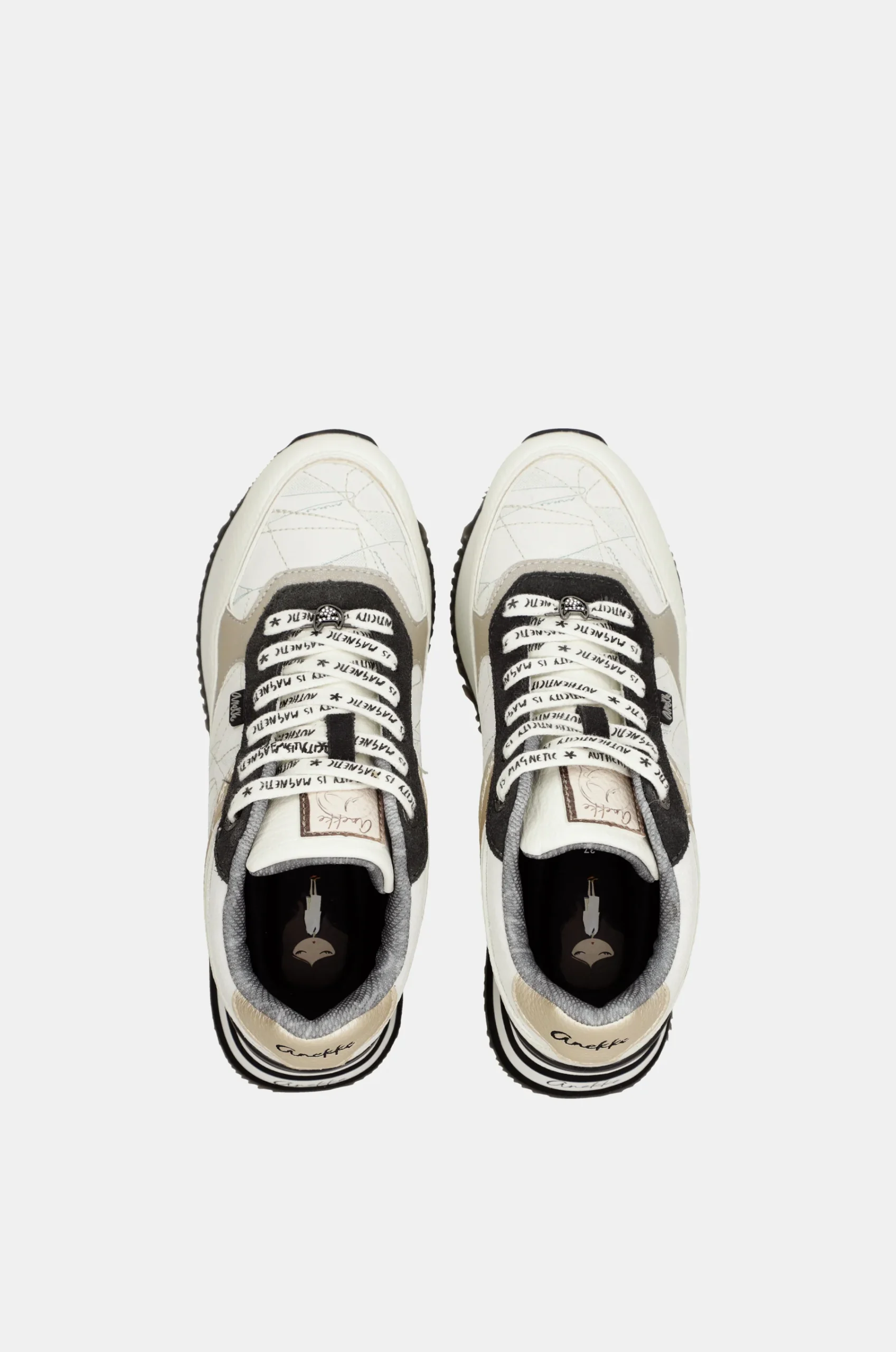 Sneakers blancs avec détails noirs – Image 9