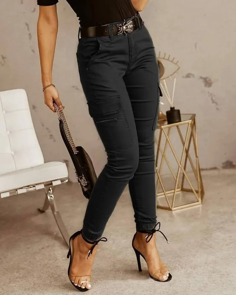 Pantalon cargo femme coupe ajustée avec poches latérales et cheville resserrée