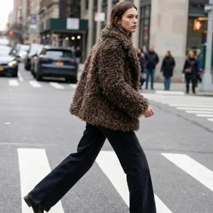 MANTEAU EFFET FOURRURE BOUCLÉE