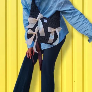 Bow Bag - Sac bandoulière en crochet fils t-shirt recyclés et nœuds satin