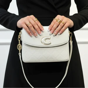 Sac à bandoulière matelassé est orné d'un grand logo "C"