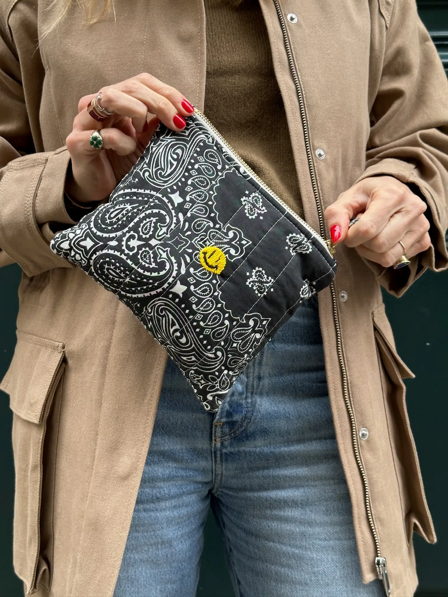 Mini Pochette Zippée Matelassée - HAPPY FACE - All Black – Image 2