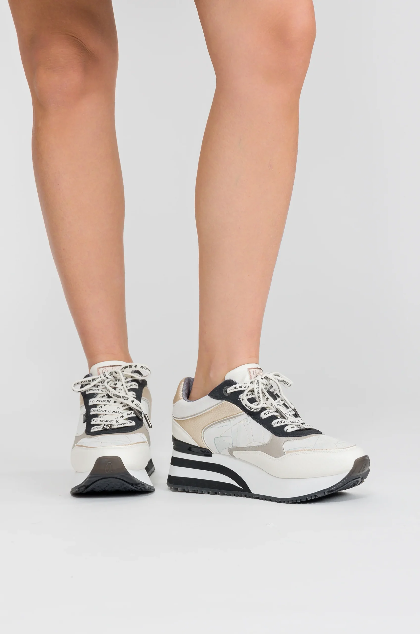 Sneakers blancs avec détails noirs – Image 4