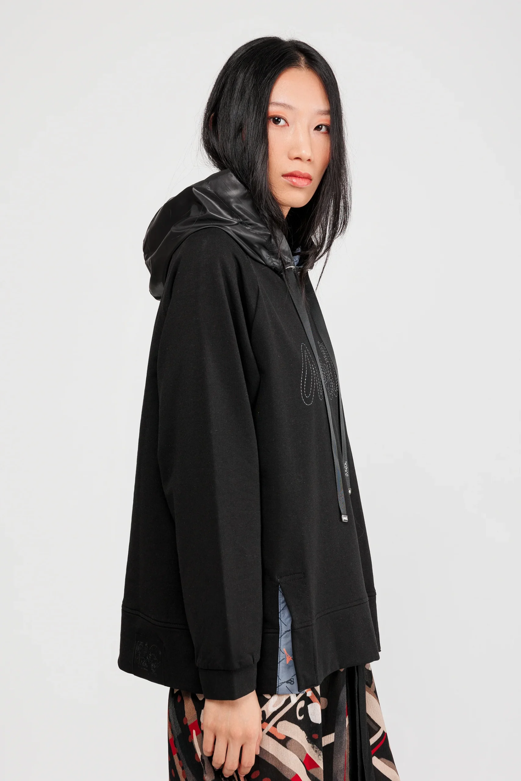 Sweat à capuche noir – Image 2