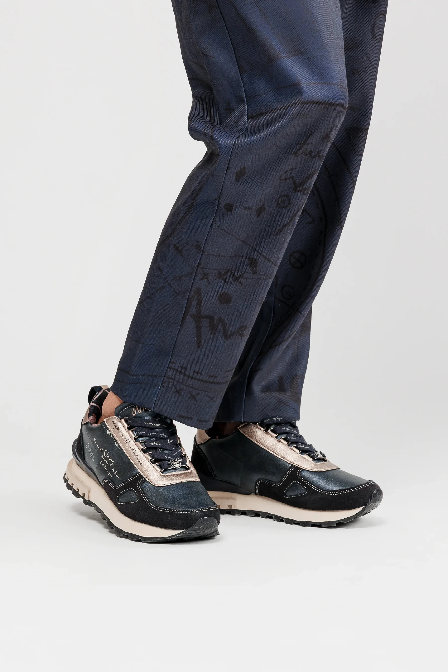 Baskets bleu marine et beige – Image 2