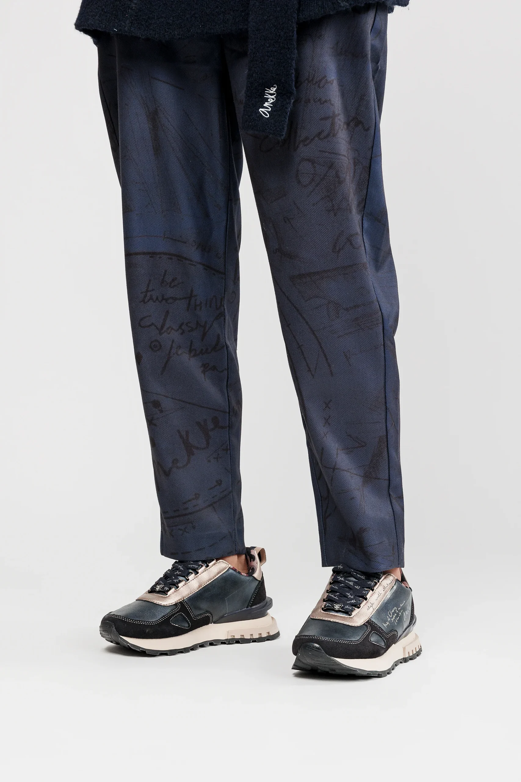 Baskets bleu marine et beige – Image 4