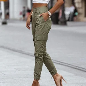 Pantalon cargo femme taille haute avec coupe ajustée et poches utilitaires