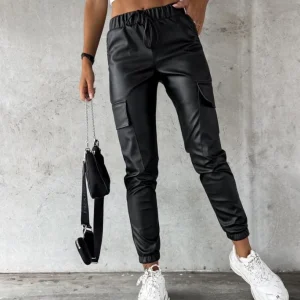 Pantalon cargo femme en tissu effet cuir avec coupe ajustée et poches utilitaires