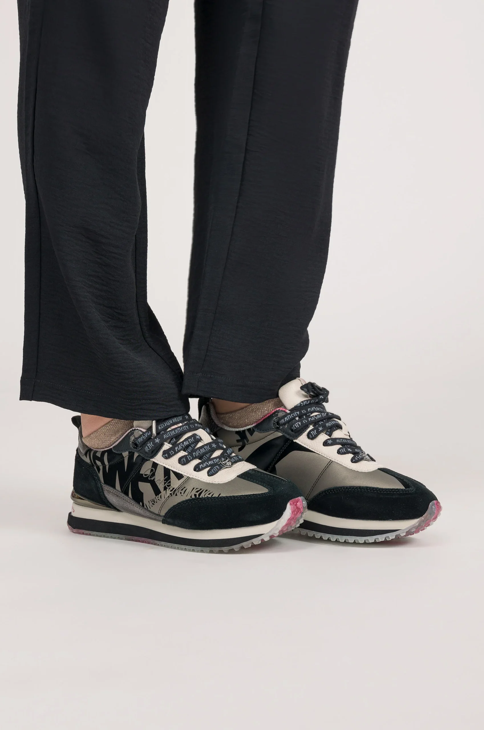 Sneakers noirs et plomb – Image 2