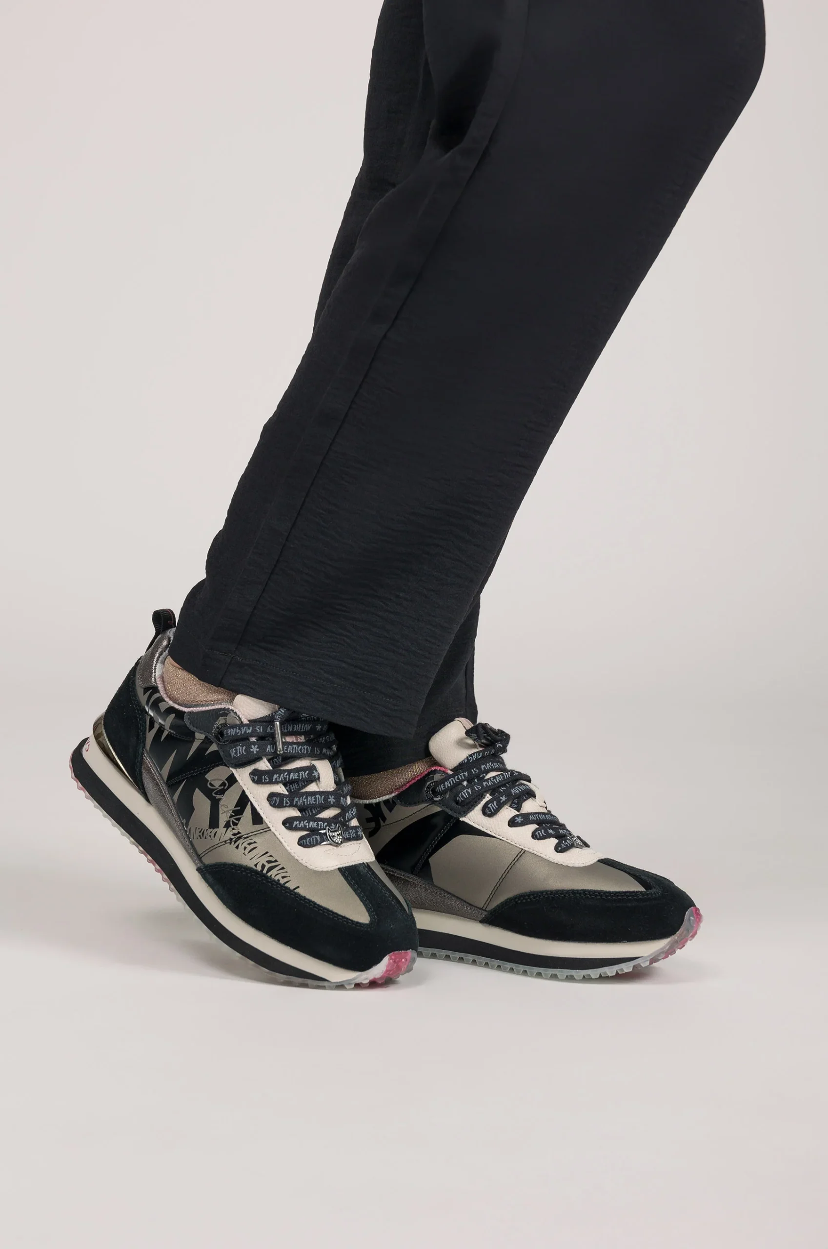 Sneakers noirs et plomb – Image 4