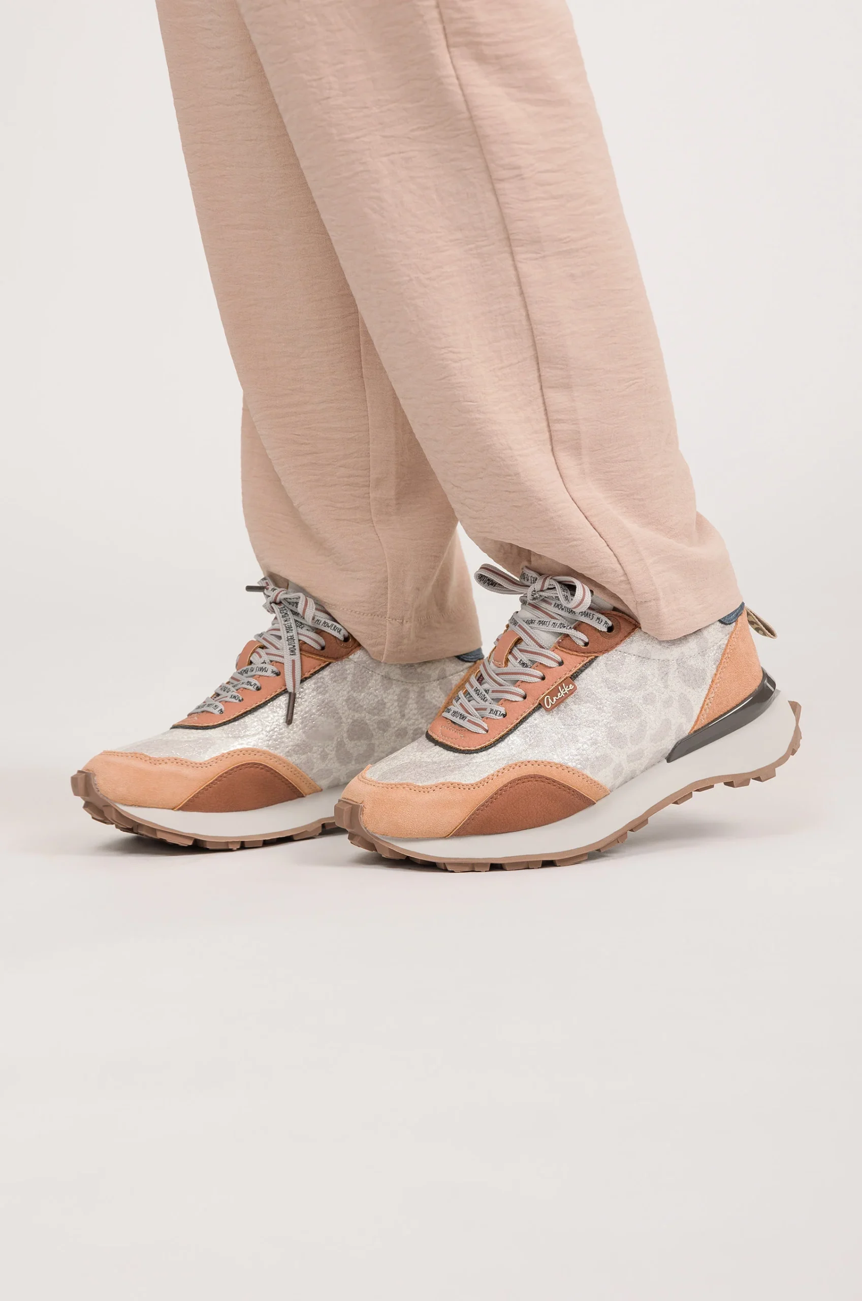 Sneakers beige et orange – Image 2