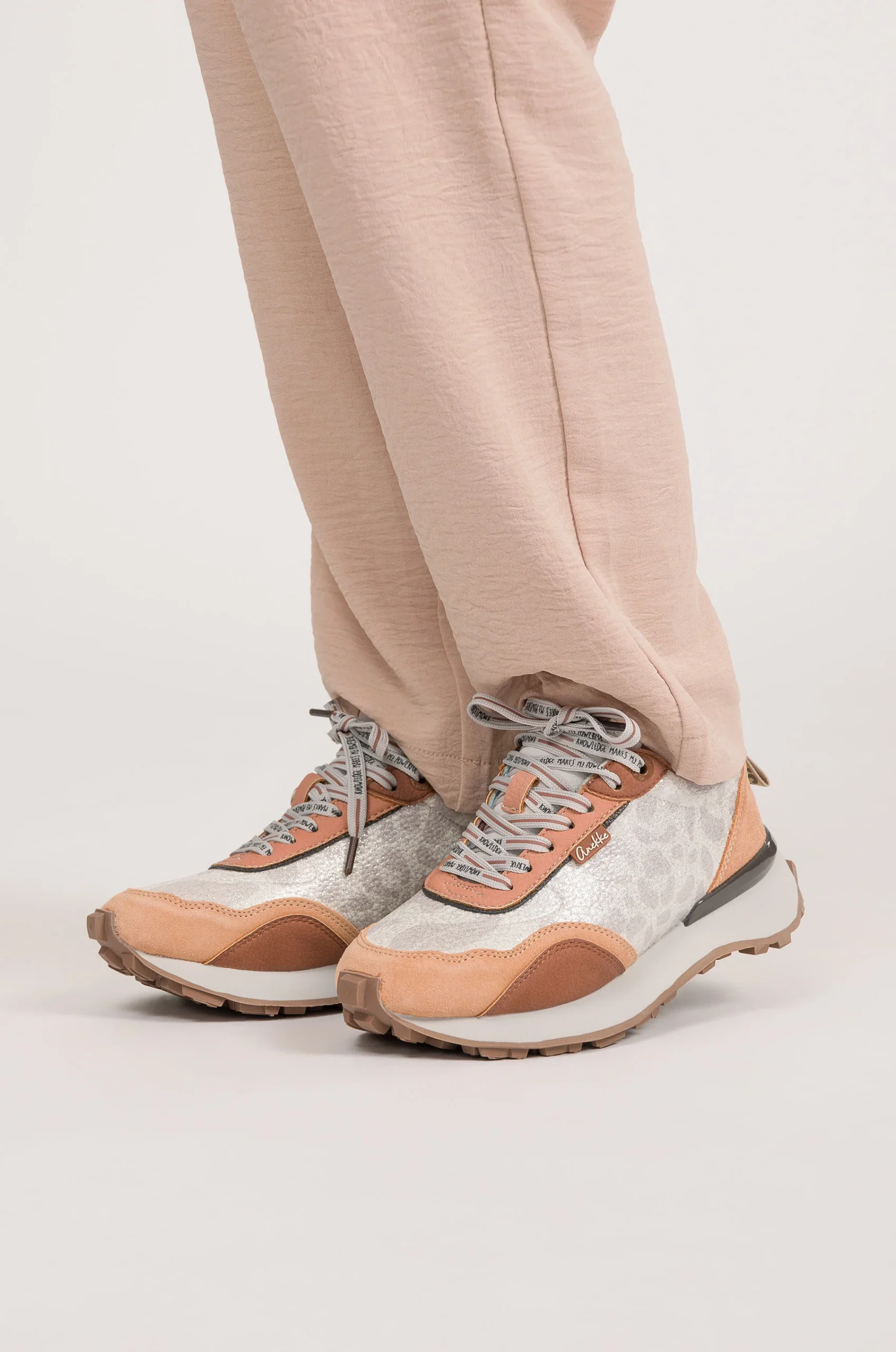 Sneakers beige et orange – Image 4